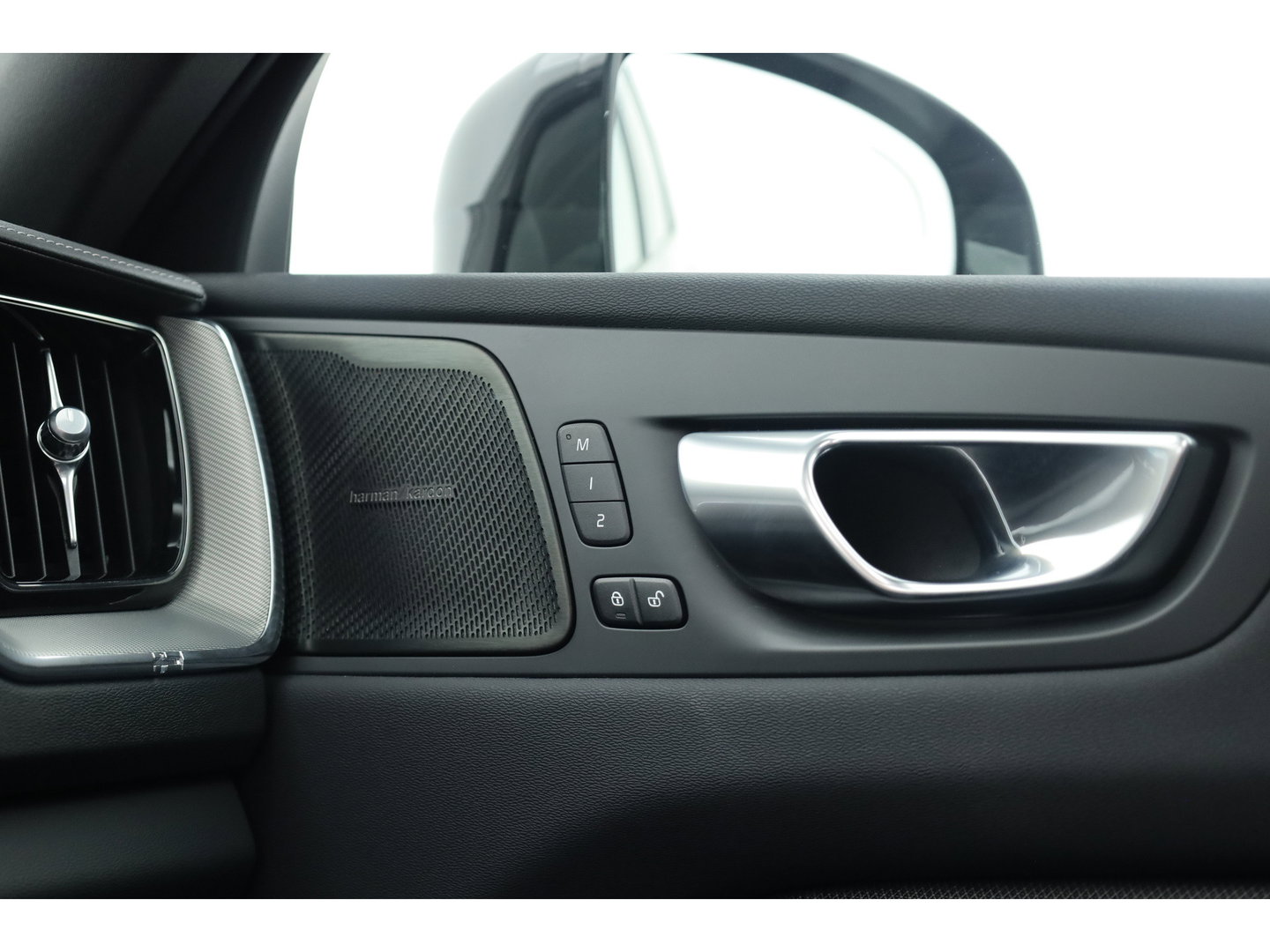 Volvo XC60 2.0 T8 Plug-in hybrid AWD Ultimate Dark | SOH 99,9% | Pano | Trekhaak | Head-up | Sport Stoelen | 360 camera |