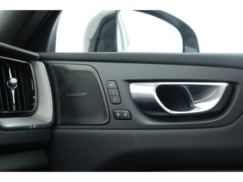 Volvo XC60 2.0 T8 Plug-in hybrid AWD Ultimate Dark | SOH 99,9% | Pano | Trekhaak | Head-up | Sport Stoelen | 360 camera |