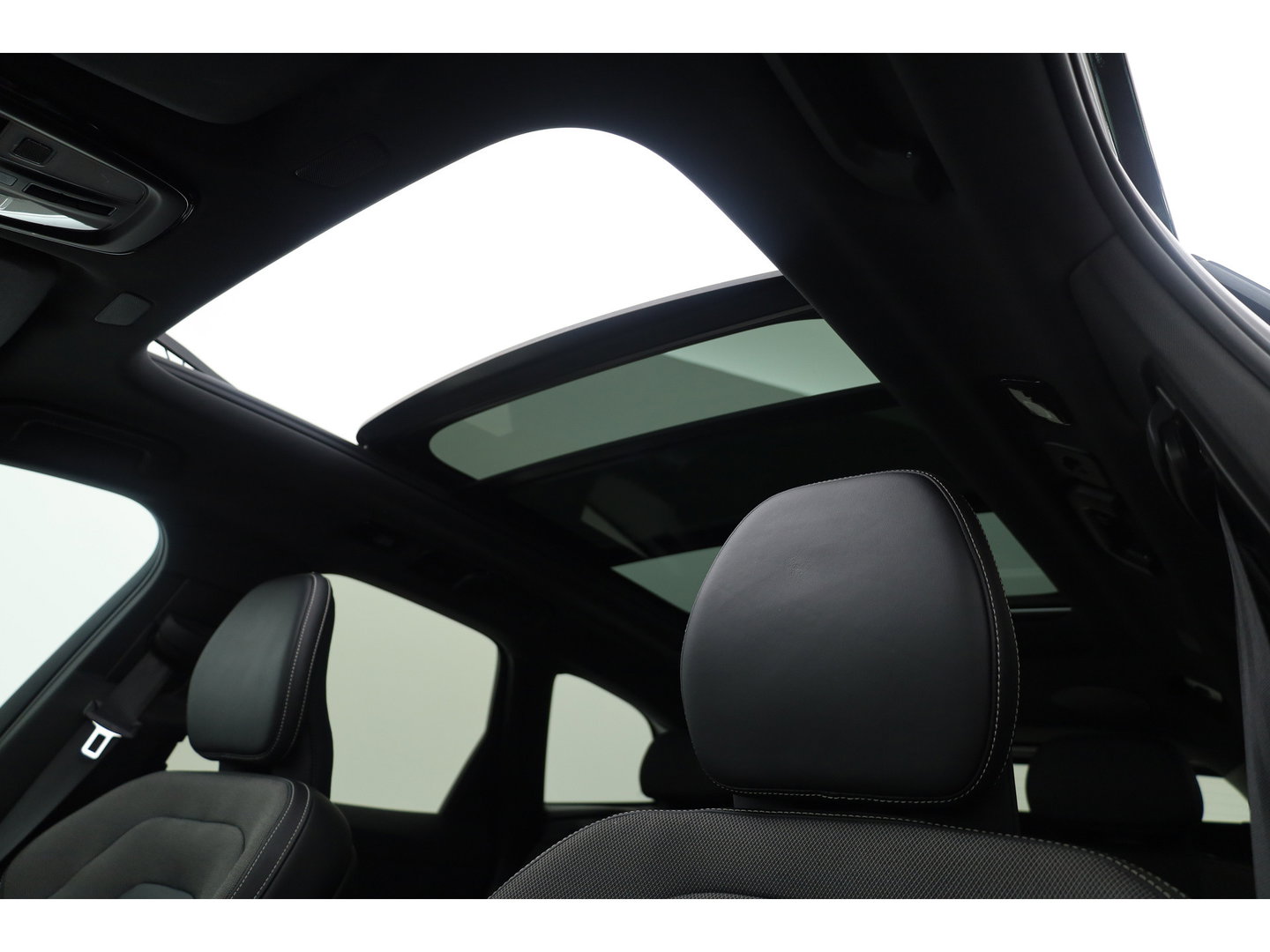 Volvo XC60 2.0 T8 Plug-in hybrid AWD Ultimate Dark | SOH 99,9% | Pano | Trekhaak | Head-up | Sport Stoelen | 360 camera |