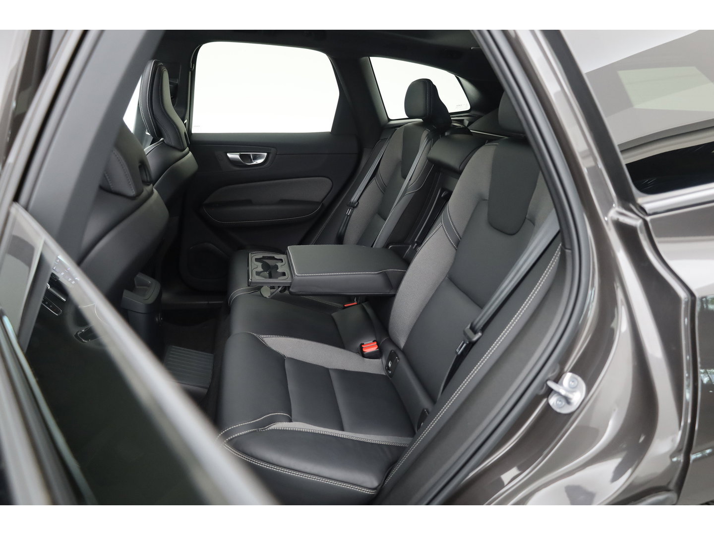 Volvo XC60 2.0 T8 Plug-in hybrid AWD Ultimate Dark | SOH 99,9% | Pano | Trekhaak | Head-up | Sport Stoelen | 360 camera |