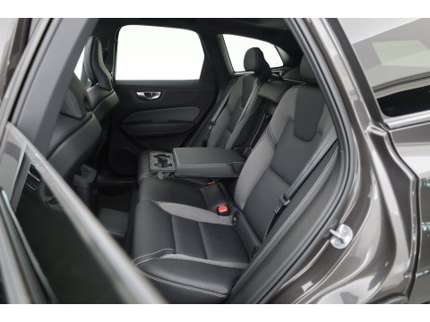 Volvo XC60 2.0 T8 Plug-in hybrid AWD Ultimate Dark | SOH 99,9% | Pano | Trekhaak | Head-up | Sport Stoelen | 360 camera |