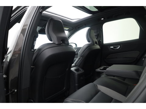 Volvo XC60 2.0 T8 Plug-in hybrid AWD Ultimate Dark | SOH 99,9% | Pano | Trekhaak | Head-up | Sport Stoelen | 360 camera |