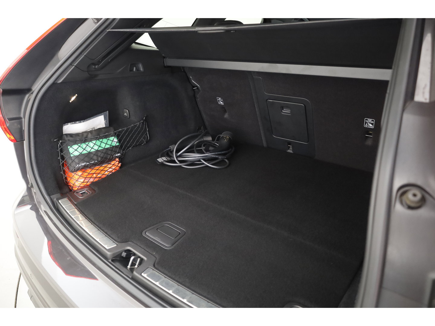 Volvo XC60 2.0 T8 Plug-in hybrid AWD Ultimate Dark | SOH 99,9% | Pano | Trekhaak | Head-up | Sport Stoelen | 360 camera |