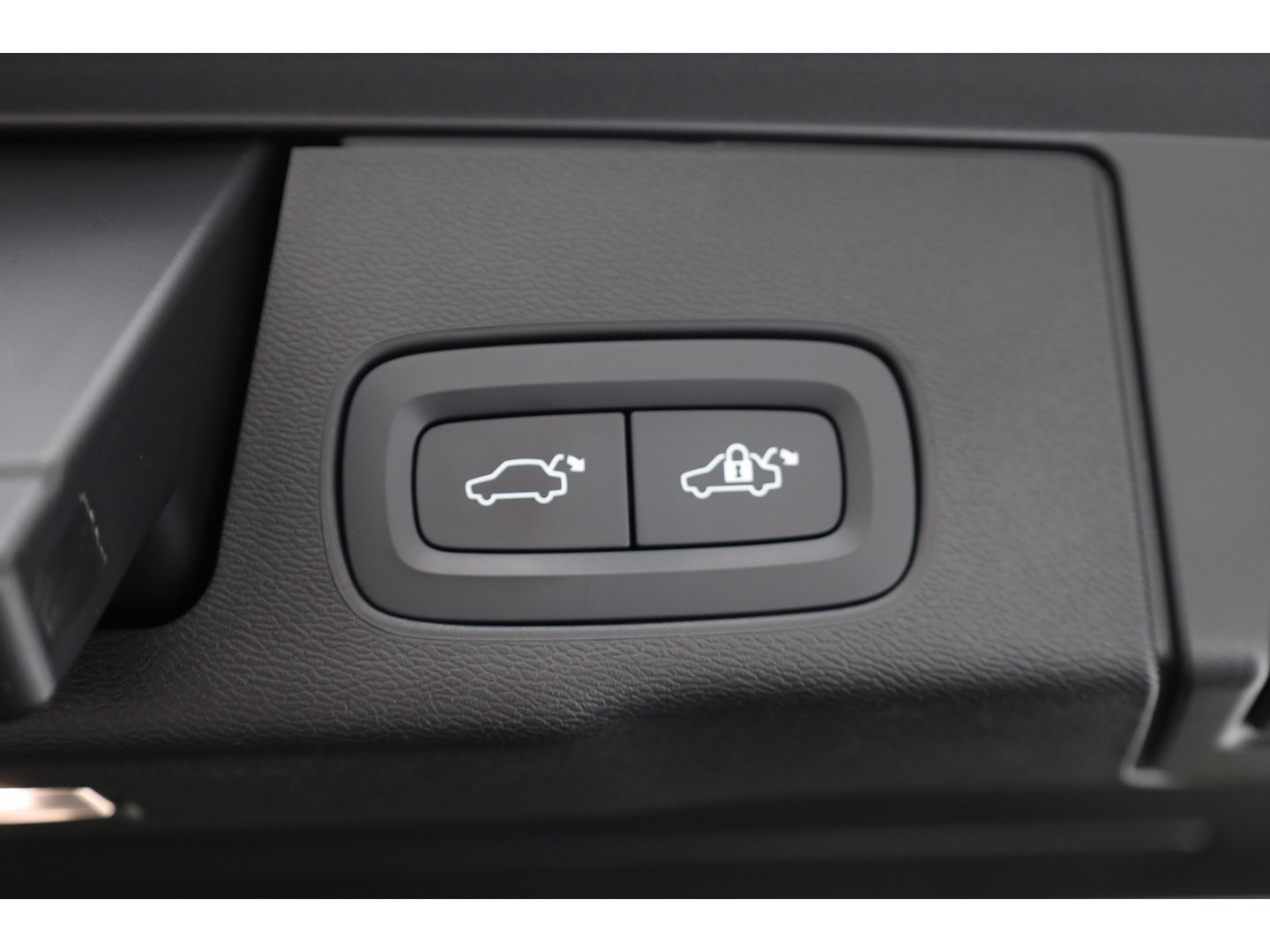 Volvo XC60 2.0 T8 Plug-in hybrid AWD Ultimate Dark | SOH 99,9% | Pano | Trekhaak | Head-up | Sport Stoelen | 360 camera |