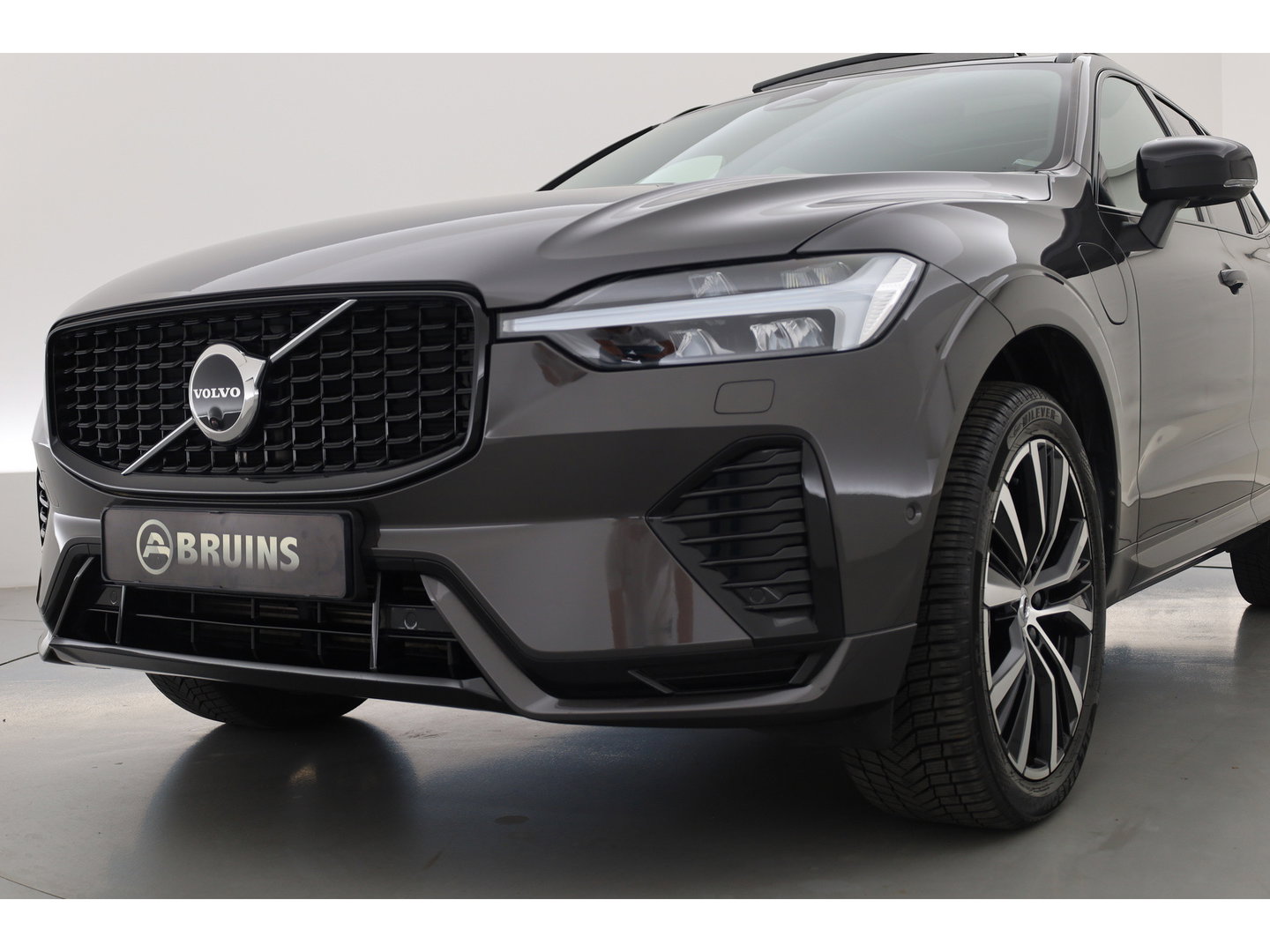 Volvo XC60 2.0 T8 Plug-in hybrid AWD Ultimate Dark | SOH 99,9% | Pano | Trekhaak | Head-up | Sport Stoelen | 360 camera |