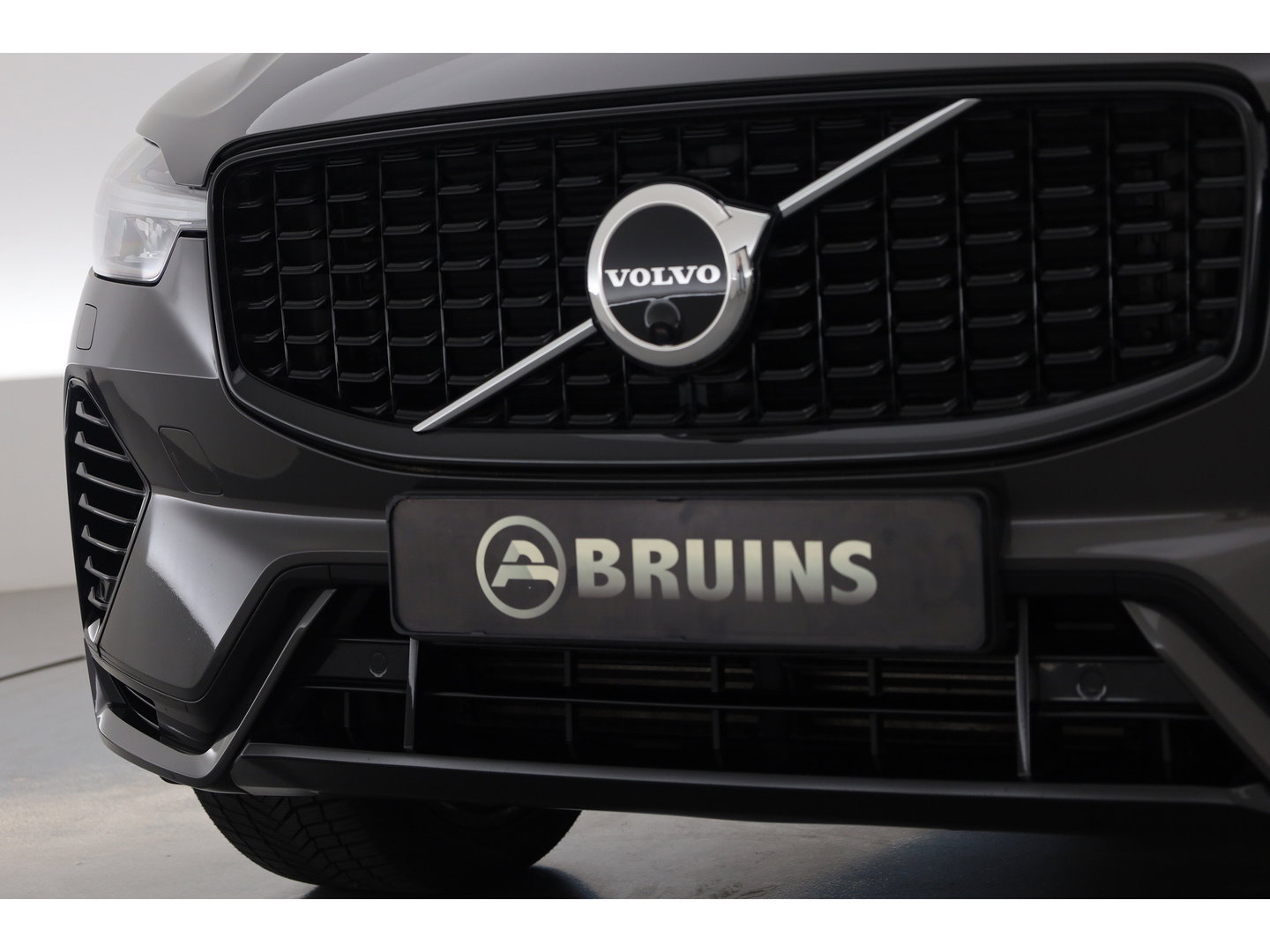 Volvo XC60 2.0 T8 Plug-in hybrid AWD Ultimate Dark | SOH 99,9% | Pano | Trekhaak | Head-up | Sport Stoelen | 360 camera |