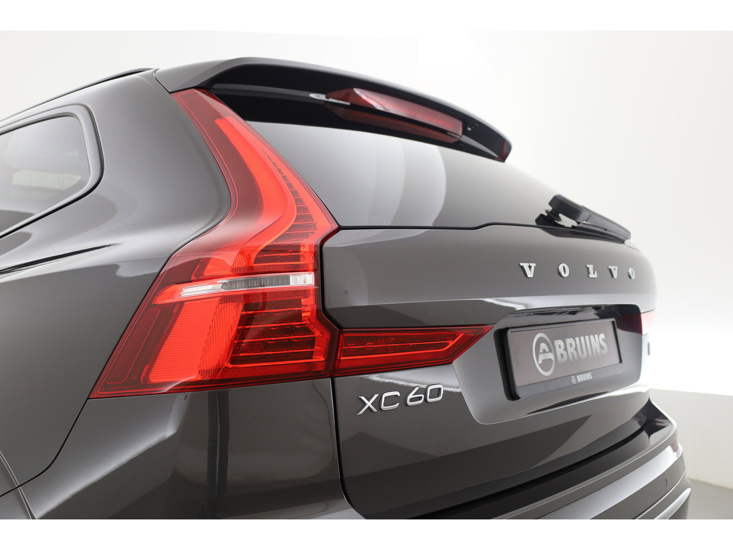 Volvo XC60 2.0 T8 Plug-in hybrid AWD Ultimate Dark | SOH 99,9% | Pano | Trekhaak | Head-up | Sport Stoelen | 360 camera |
