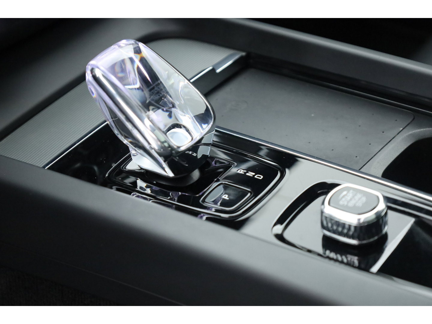 Volvo XC60 2.0 T8 Plug-in hybrid AWD Ultimate Dark | SOH 99,9% | Pano | Trekhaak | Head-up | Sport Stoelen | 360 camera |
