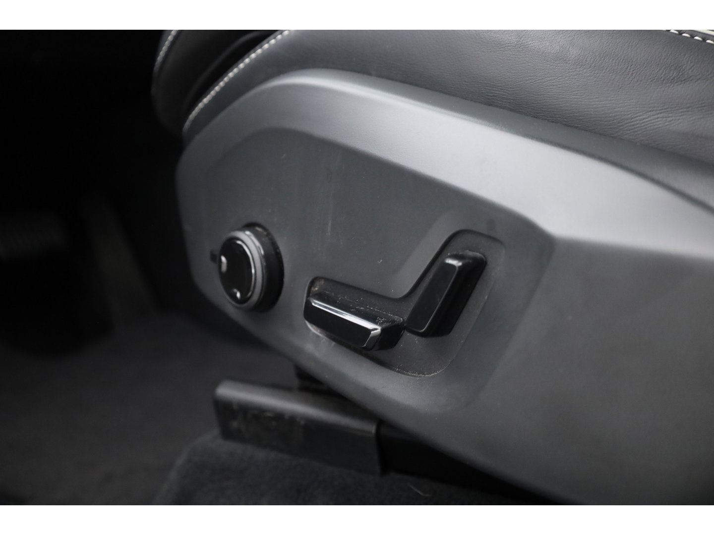 Volvo XC60 2.0 T8 Plug-in hybrid AWD Ultimate Dark | SOH 99,9% | Pano | Trekhaak | Head-up | Sport Stoelen | 360 camera |
