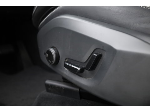 Volvo XC60 2.0 T8 Plug-in hybrid AWD Ultimate Dark | SOH 99,9% | Pano | Trekhaak | Head-up | Sport Stoelen | 360 camera |