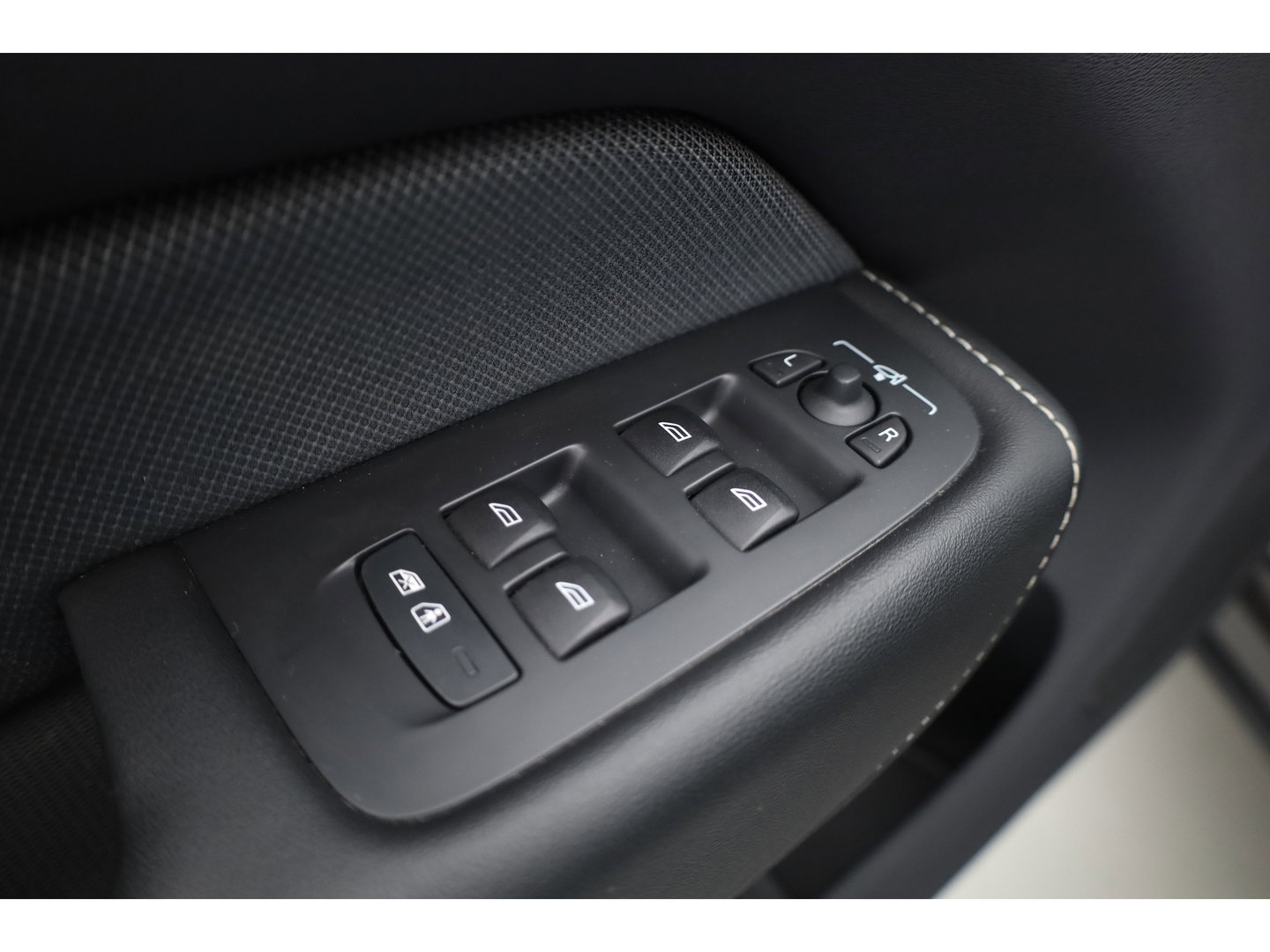 Volvo XC60 2.0 T8 Plug-in hybrid AWD Ultimate Dark | SOH 99,9% | Pano | Trekhaak | Head-up | Sport Stoelen | 360 camera |