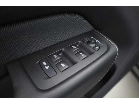 Volvo XC60 2.0 T8 Plug-in hybrid AWD Ultimate Dark | SOH 99,9% | Pano | Trekhaak | Head-up | Sport Stoelen | 360 camera |