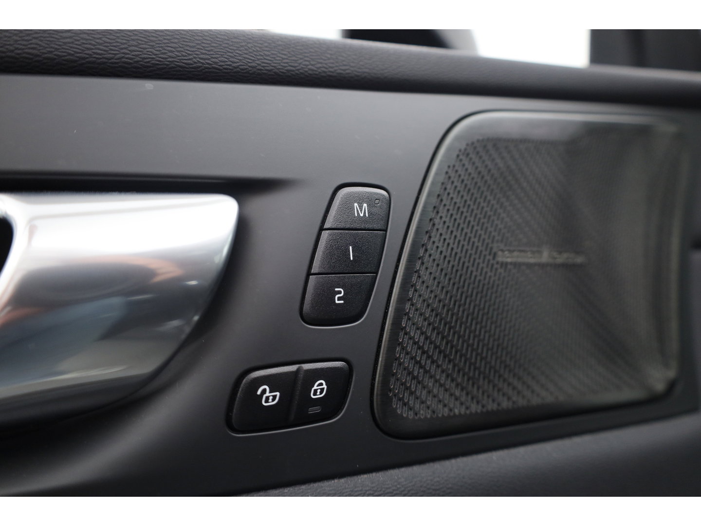 Volvo XC60 2.0 T8 Plug-in hybrid AWD Ultimate Dark | SOH 99,9% | Pano | Trekhaak | Head-up | Sport Stoelen | 360 camera |