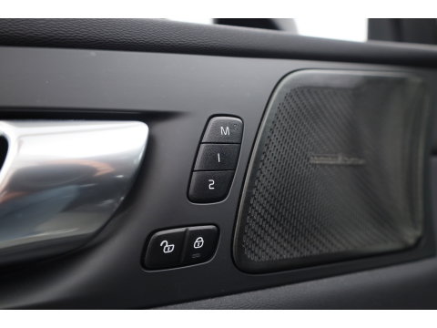 Volvo XC60 2.0 T8 Plug-in hybrid AWD Ultimate Dark | SOH 99,9% | Pano | Trekhaak | Head-up | Sport Stoelen | 360 camera |