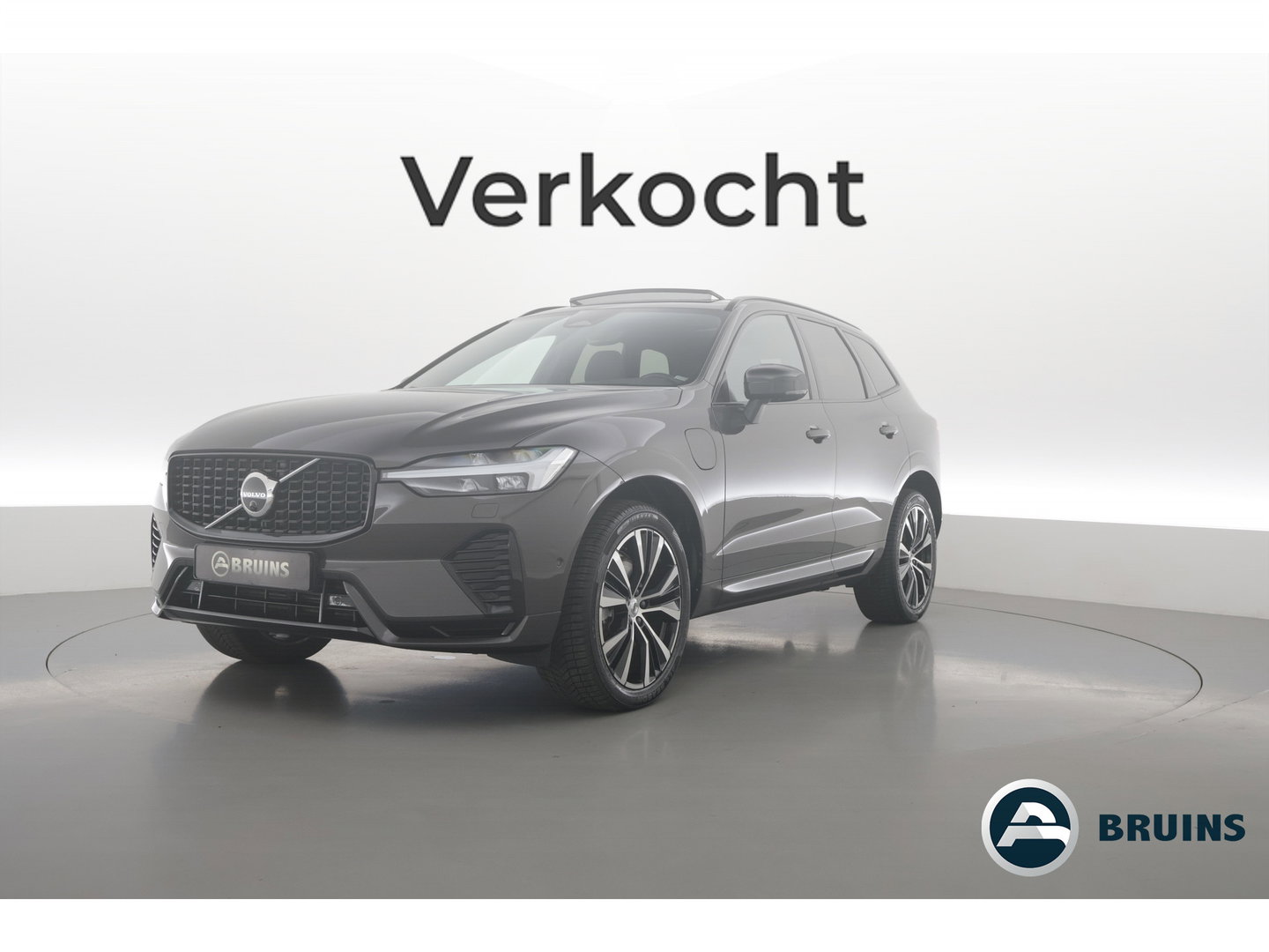Volvo XC60 2.0 T8 Plug-in hybrid AWD Ultimate Dark | SOH 99,9% | Pano | Trekhaak | Head-up | Sport Stoelen | 360 camera |