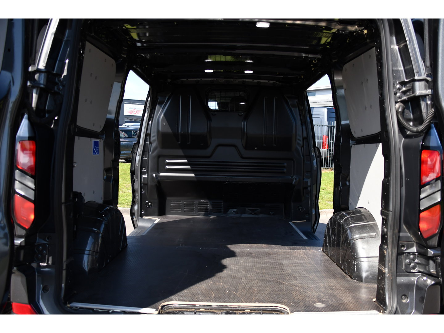Ford Transit Custom 300 2.0 TDCI L1H1 Limited PB Edition Virtual, Adaptieve Cruise, Camera, Carplay, LED, Automaat, 170pk, 2 x Schuifdeur, Stoelverwarming, NAVI, Uniek!