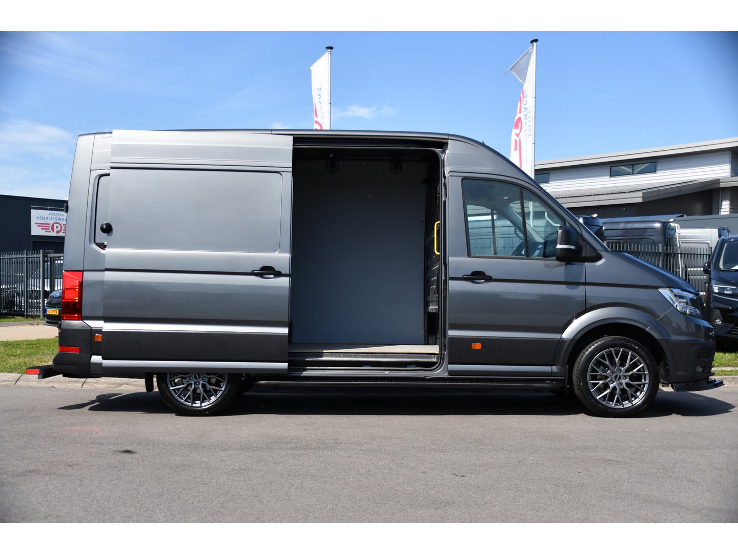 Volkswagen Crafter 35 2.0 TDI L3H3 PB Edition Camera, Cruise, Carplay, LED, Automaat, Sensoren, 140pk, Trekhaak, Multimedia, Uniek!