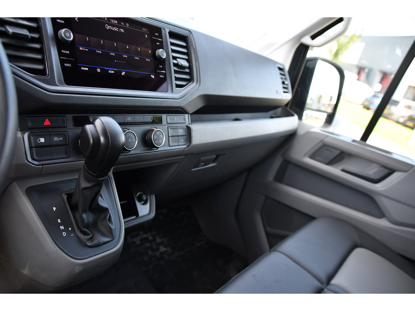 Volkswagen Crafter 35 2.0 TDI L3H3 PB Edition Camera, Cruise, Carplay, LED, Automaat, Sensoren, 140pk, Trekhaak, Multimedia, Uniek!