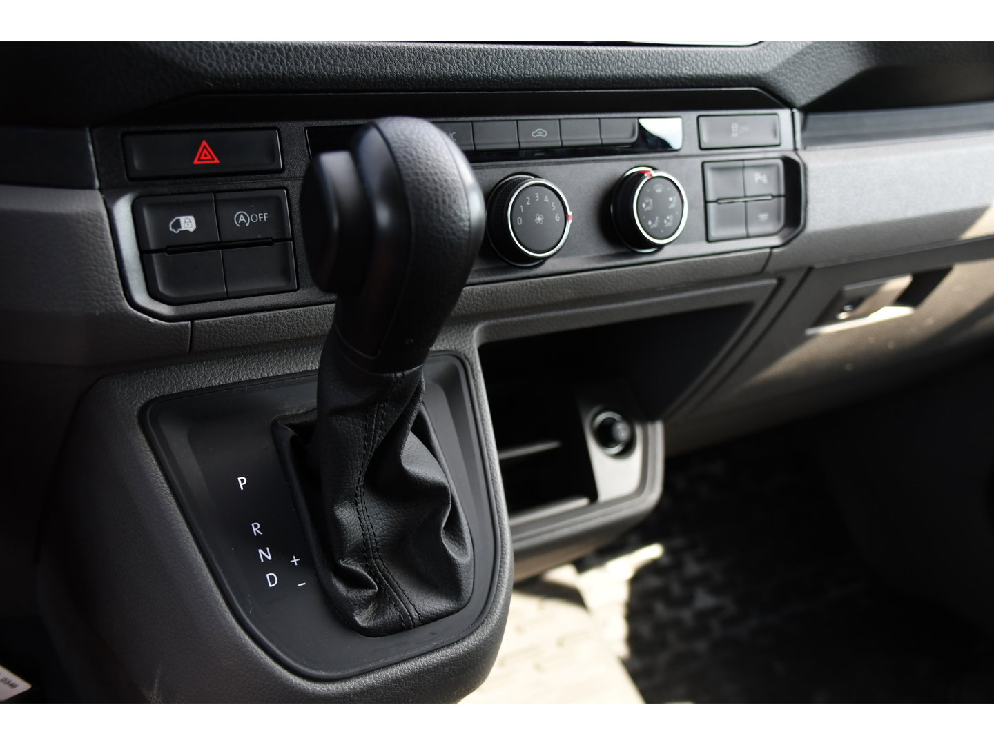 Volkswagen Crafter 35 2.0 TDI L3H3 PB Edition Camera, Cruise, Carplay, LED, Automaat, Sensoren, 140pk, Trekhaak, Multimedia, Uniek!
