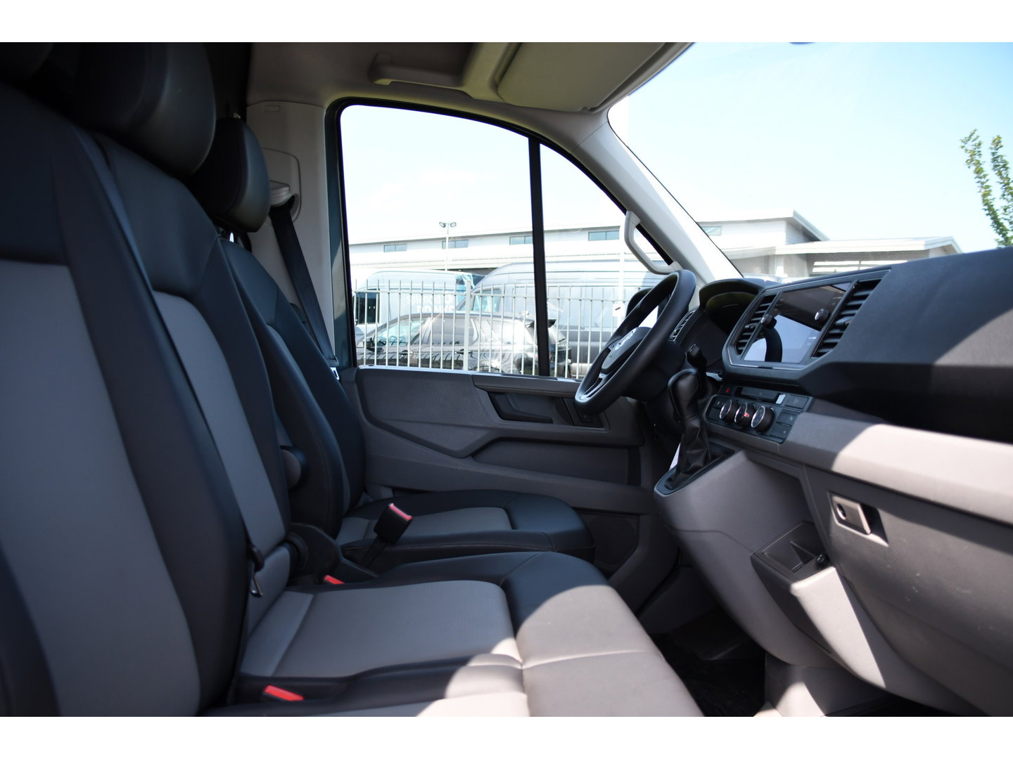 Volkswagen Crafter 35 2.0 TDI L3H3 PB Edition Camera, Cruise, Carplay, LED, Automaat, Sensoren, 140pk, Trekhaak, Multimedia, Uniek!