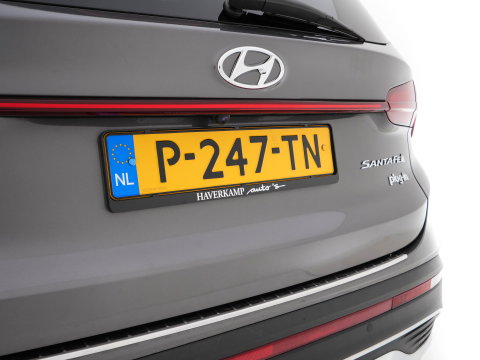 Hyundai Santa Fe 1.6 T-GDI Comfort Smart Sky AWD [ 7-Pers. ] {SoH-100%} (Plug-In) (INCL-BTW) *PANO | LEATHER | FULL-LED | ADAPTIVE-CRUISE | BLINDSPOT | MEMORY-PACK | DIGI-COCKPIT | SHIFTPADDLES | PRIVACYGLASS | NAVI-FULLMAP | KEYLESS | TOWBAR | CARBON | 19''ALU*