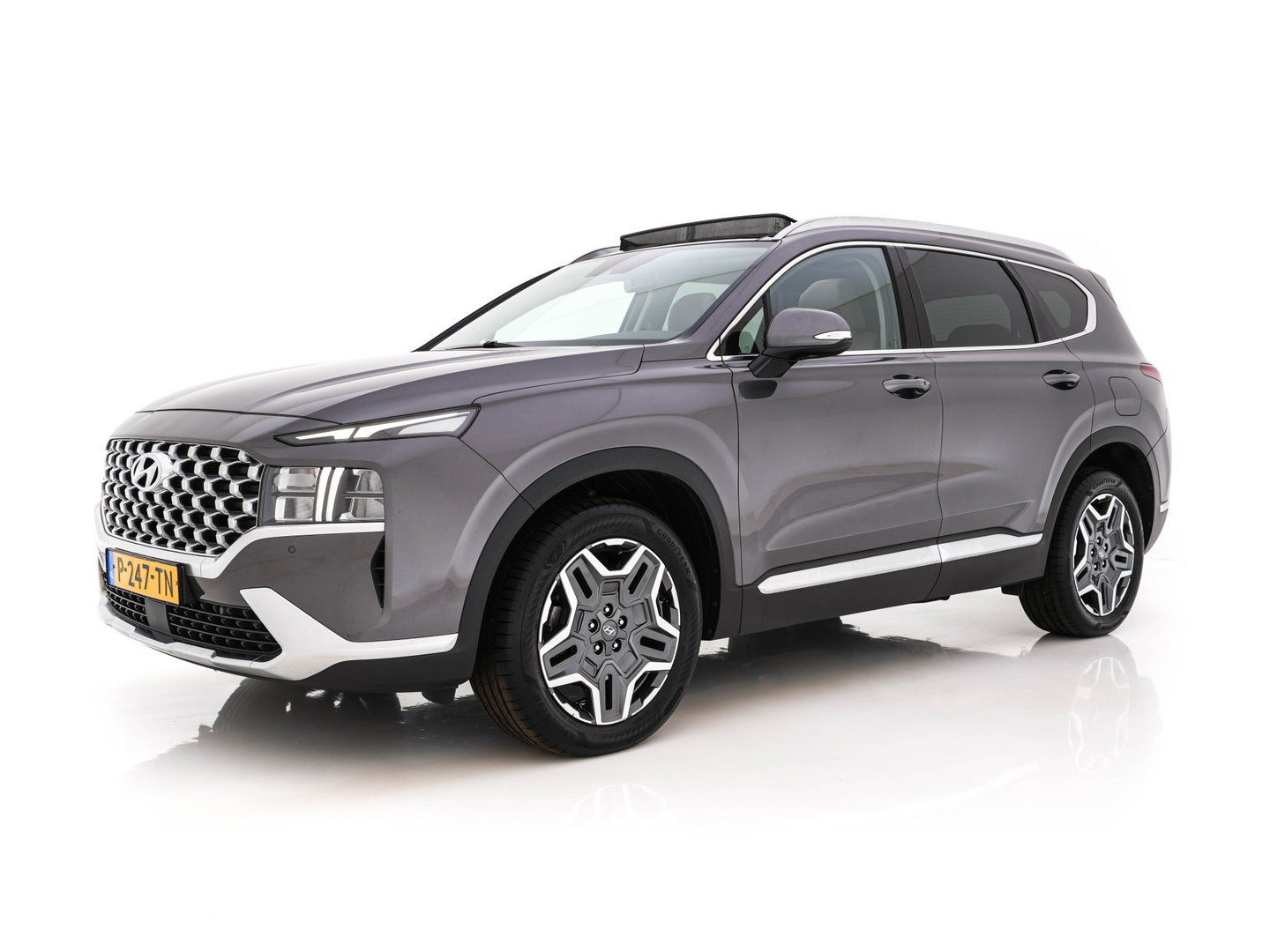 Hyundai Santa Fe 1.6 T-GDI Comfort Smart Sky AWD [ 7-Pers. ] {SoH-100%} (Plug-In) (INCL-BTW) *PANO | LEATHER | FULL-LED | ADAPTIVE-CRUISE | BLINDSPOT | MEMORY-PACK | DIGI-COCKPIT | SHIFTPADDLES | PRIVACYGLASS | NAVI-FULLMAP | KEYLESS | TOWBAR | CARBON | 19''ALU*