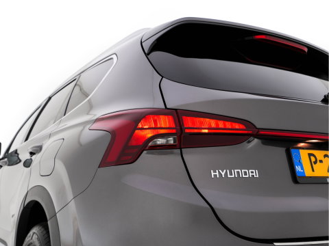Hyundai Santa Fe 1.6 T-GDI Comfort Smart Sky AWD [ 7-Pers. ] {SoH-100%} (Plug-In) (INCL-BTW) *PANO | LEATHER | FULL-LED | ADAPTIVE-CRUISE | BLINDSPOT | MEMORY-PACK | DIGI-COCKPIT | SHIFTPADDLES | PRIVACYGLASS | NAVI-FULLMAP | KEYLESS | TOWBAR | CARBON | 19''ALU*
