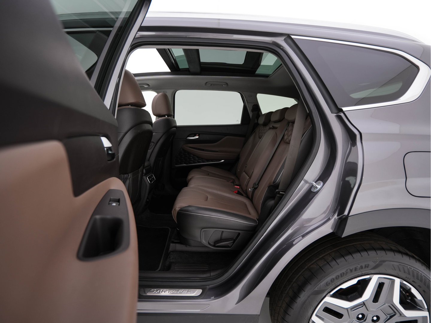 Hyundai Santa Fe 1.6 T-GDI Comfort Smart Sky AWD [ 7-Pers. ] {SoH-100%} (Plug-In) (INCL-BTW) *PANO | LEATHER | FULL-LED | ADAPTIVE-CRUISE | BLINDSPOT | MEMORY-PACK | DIGI-COCKPIT | SHIFTPADDLES | PRIVACYGLASS | NAVI-FULLMAP | KEYLESS | TOWBAR | CARBON | 19''ALU*