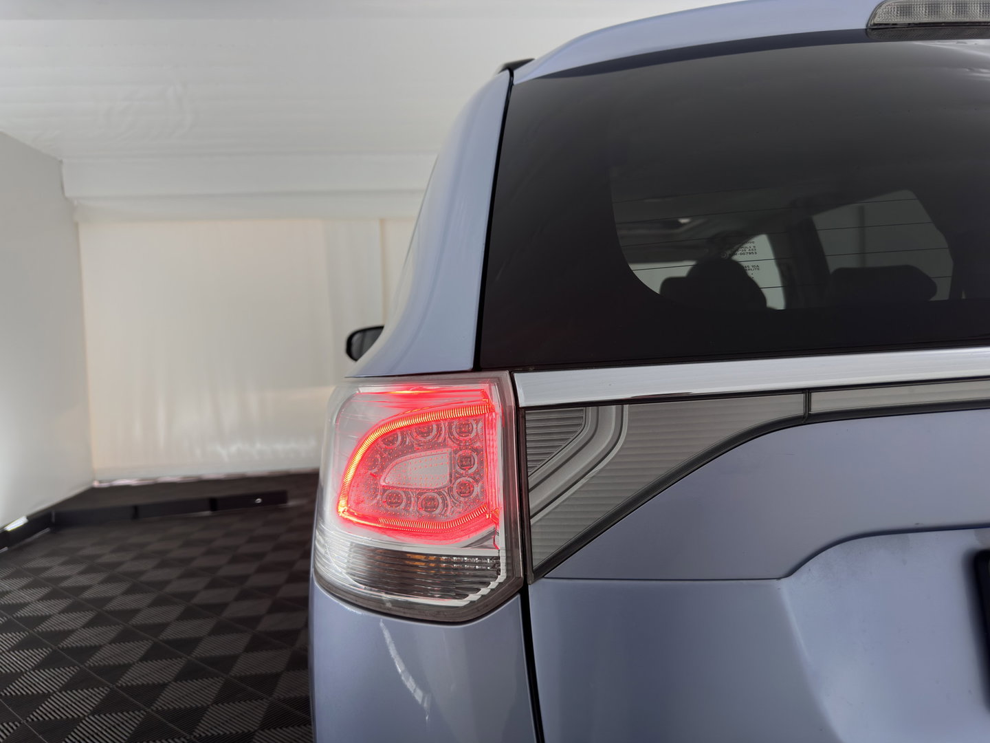Mitsubishi Outlander 2.0 PHEV instyle AWD (Plug-In) Aut. *PANO | LEATHER | XENON | NAVI-FULLMAP | KEYLESS | CAMERA | HEATED-COMFORTSEATS | ECC | SHIFTPADDLES | PDC | CRUISE | DAB | PRIVACY-GLASS | ROCKFORD-AUDIO | LANE-ASSIST | TOWBAR | 18"ALU