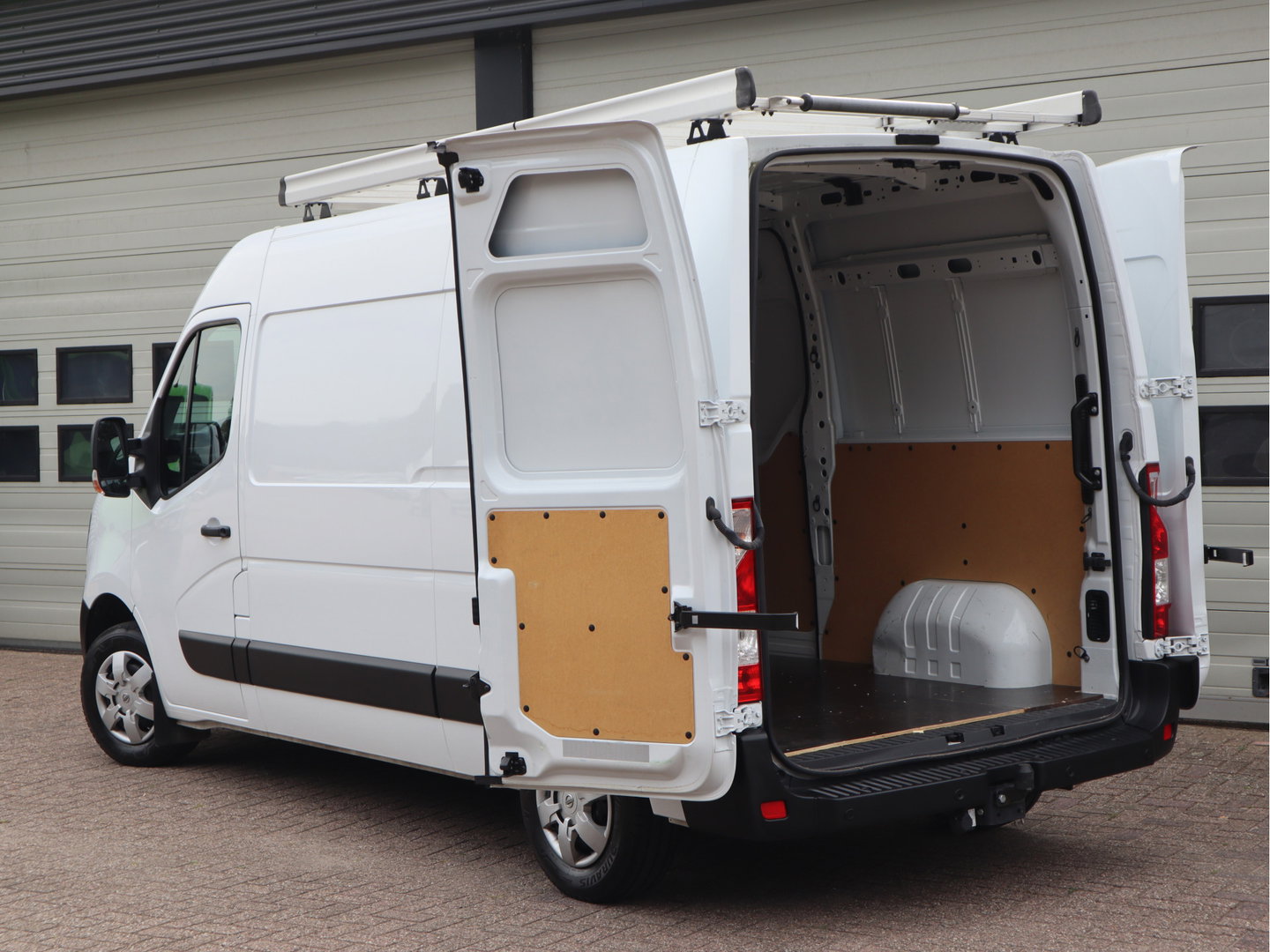 Nissan Interstar 2.3 dCi 150pk Euro 6 - L2H2 - Imperiaal - Cruise - Camera - Airco