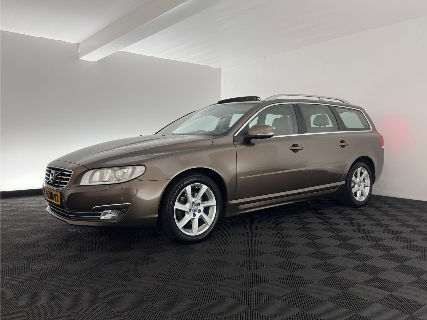 Volvo V70 2.0 D4 Nordic+ *PANO | LEATHER | XENON | MEMORY-PACK | HEATD-COMFORTSEATS | NAVI-FULLMAP | ECC | PDC | CRUISE | 17''LAU*