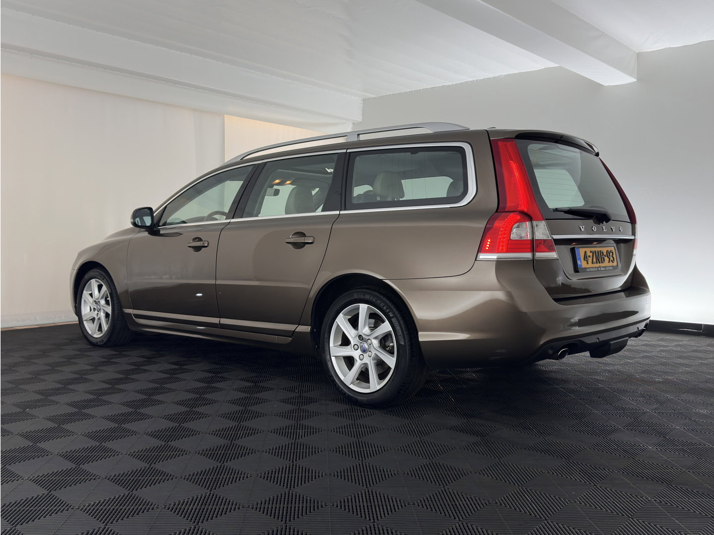 Volvo V70 2.0 D4 Nordic+ *PANO | LEATHER | XENON | MEMORY-PACK | HEATD-COMFORTSEATS | NAVI-FULLMAP | ECC | PDC | CRUISE | 17''LAU*
