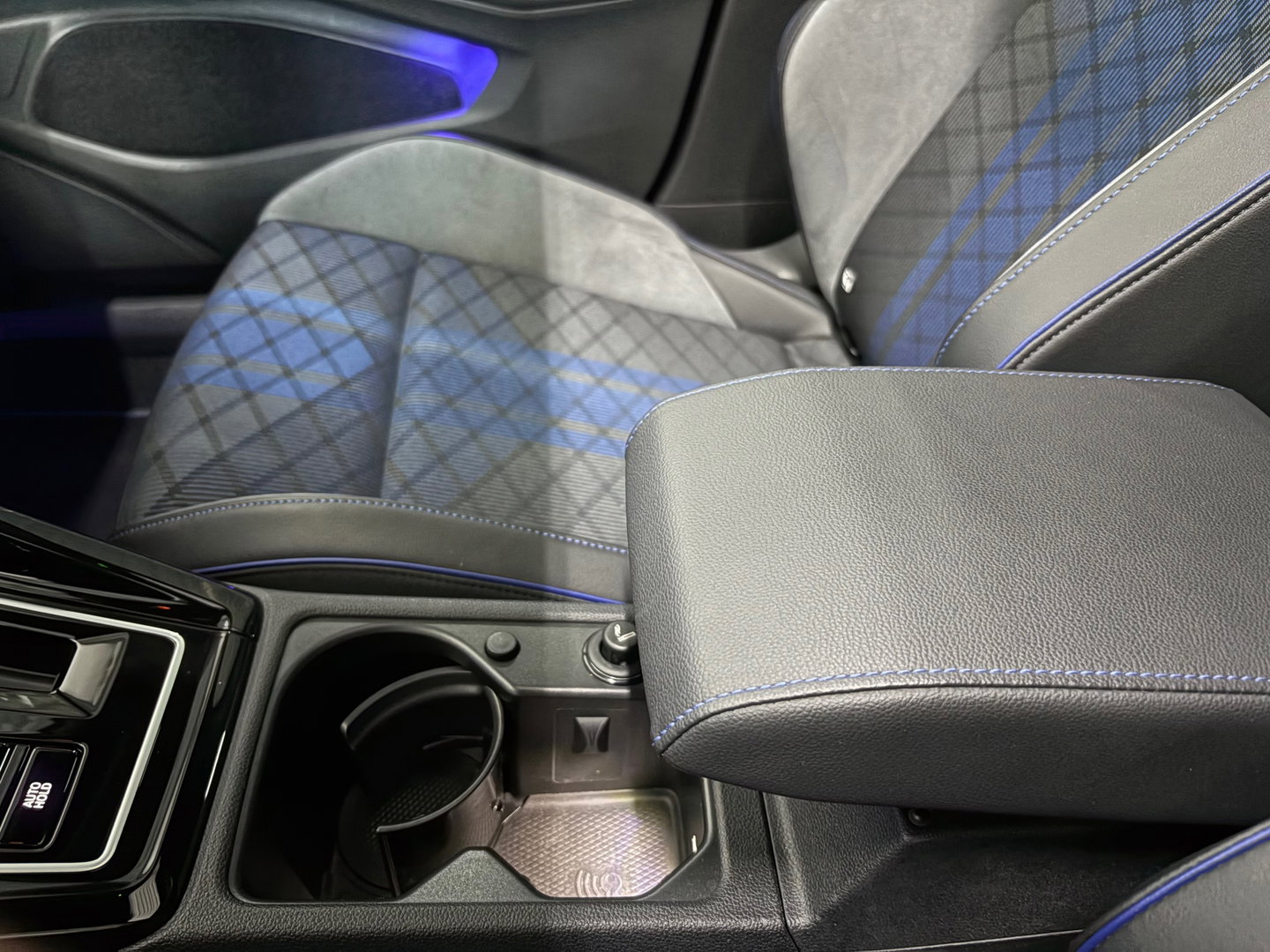 Volkswagen Golf 2.0 TSI R 4Motion, Pano, Akra, HK Audio, HUD