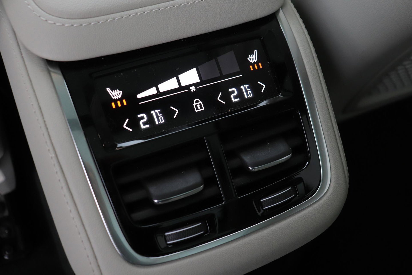 Volvo XC90 T8 Ultra Bright | Bowers&Wilkins | Stoelventilatie | Trekhaak | Panoramadak | 360° Camera | Massage | Head-Up | ACC
