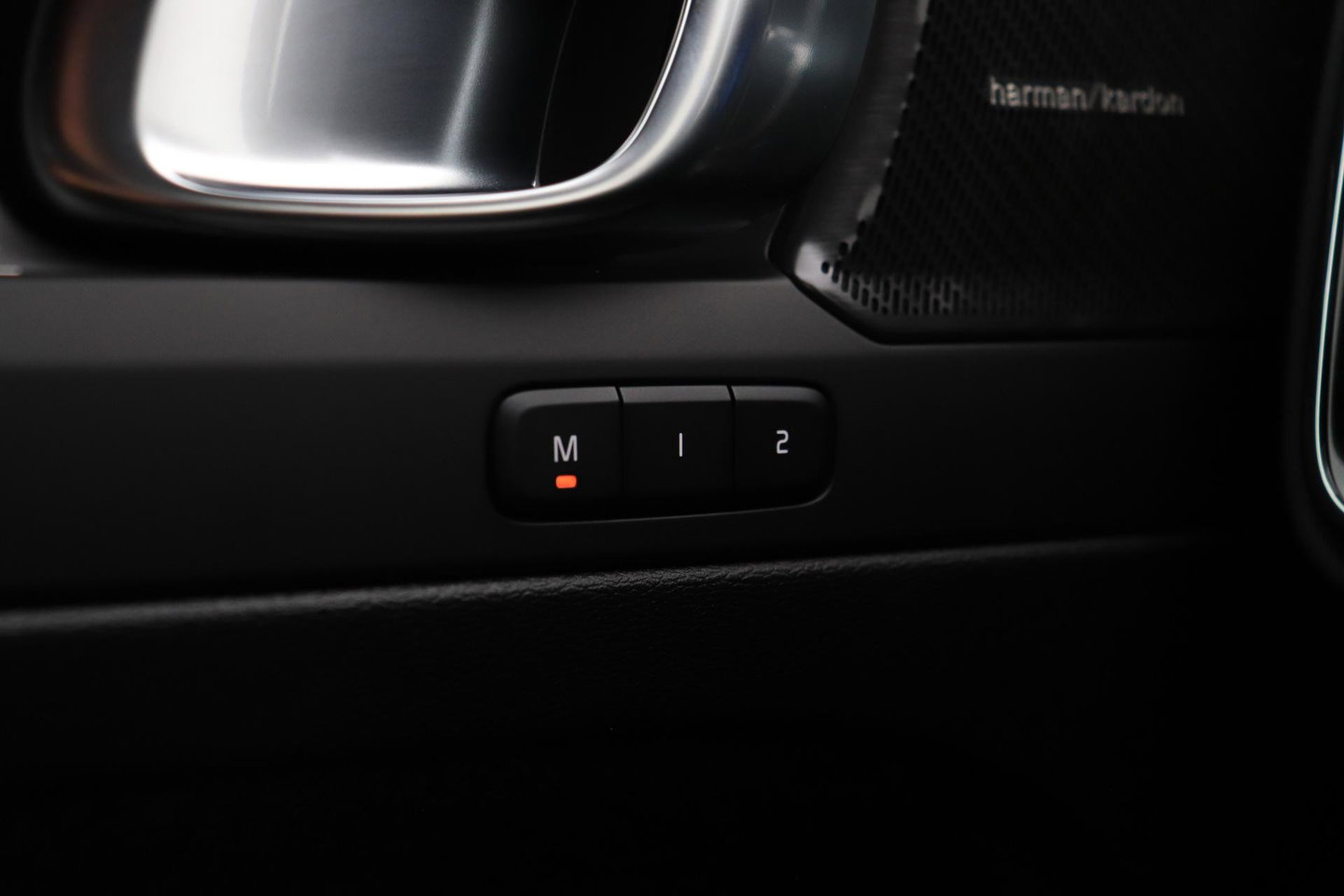 Volvo EX40 Single Motor Extended Range Plus | 82 kWh | Harman/Kardon Pilot Assist | Warmtepomp | BLIS | Keyless | Stoel+Stuurverwarming