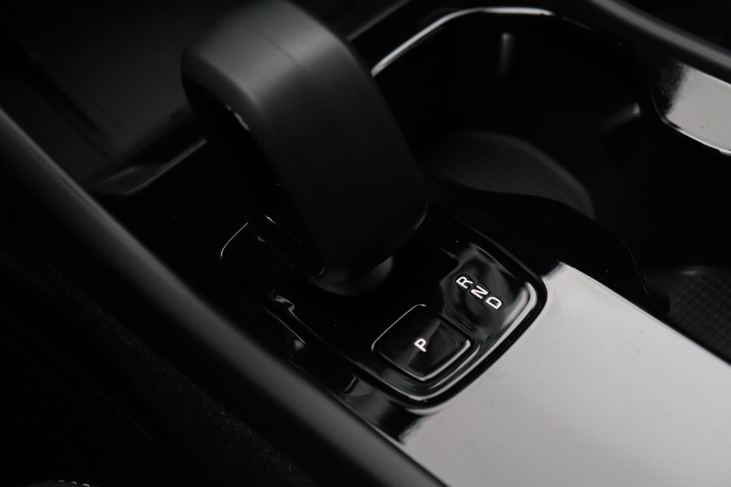 Volvo EX40 Single Motor Extended Range Plus | 82 kWh | Harman/Kardon Pilot Assist | Warmtepomp | BLIS | Keyless | Stoel+Stuurverwarming