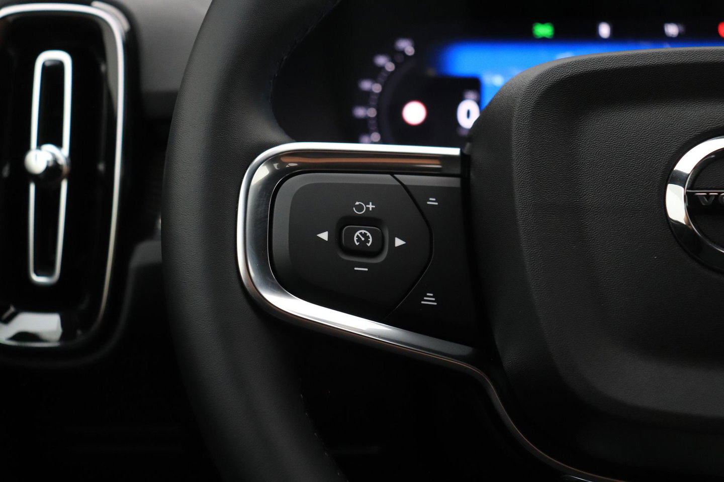 Volvo EX40 Single Motor Extended Range Plus | 82 kWh | Harman/Kardon Pilot Assist | Warmtepomp | BLIS | Keyless | Stoel+Stuurverwarming