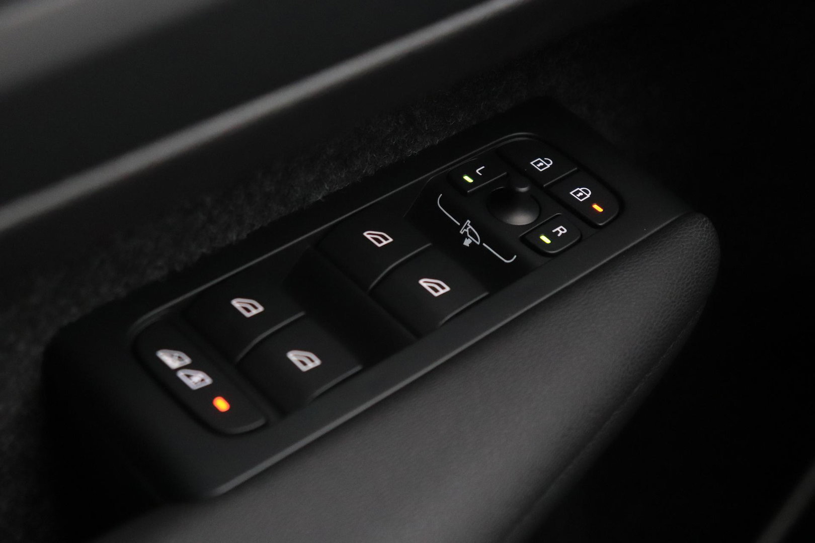 Volvo EX40 Single Motor Extended Range Plus | 82 kWh | Harman/Kardon Pilot Assist | Warmtepomp | BLIS | Keyless | Stoel+Stuurverwarming