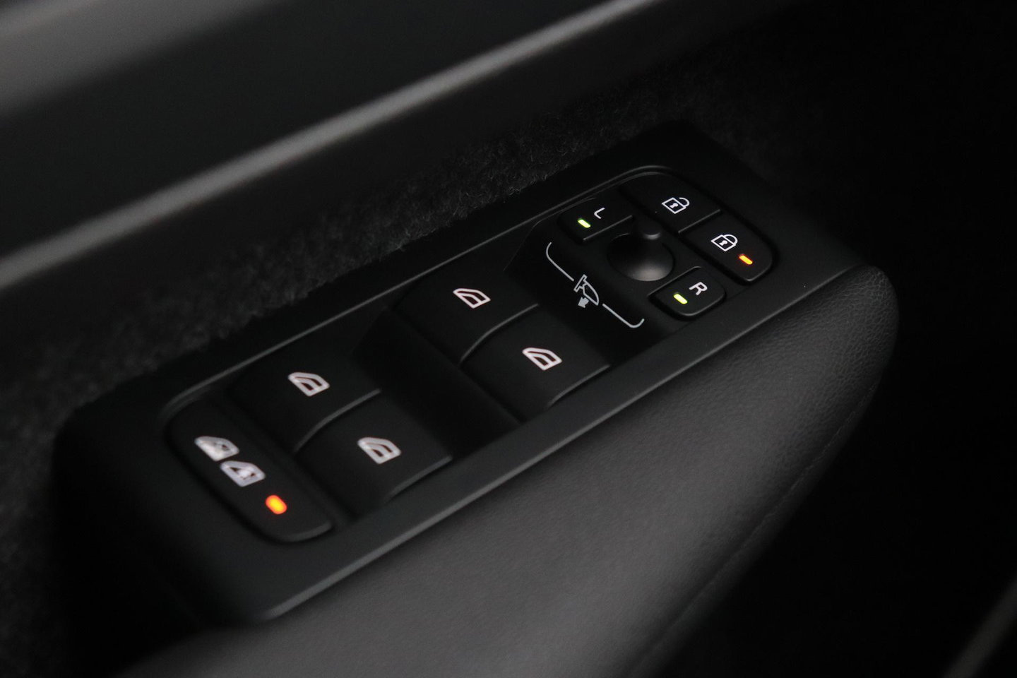 Volvo EX40 Single Motor Extended Range Plus | 82 kWh | Harman/Kardon Pilot Assist | Warmtepomp | BLIS | Keyless | Stoel+Stuurverwarming