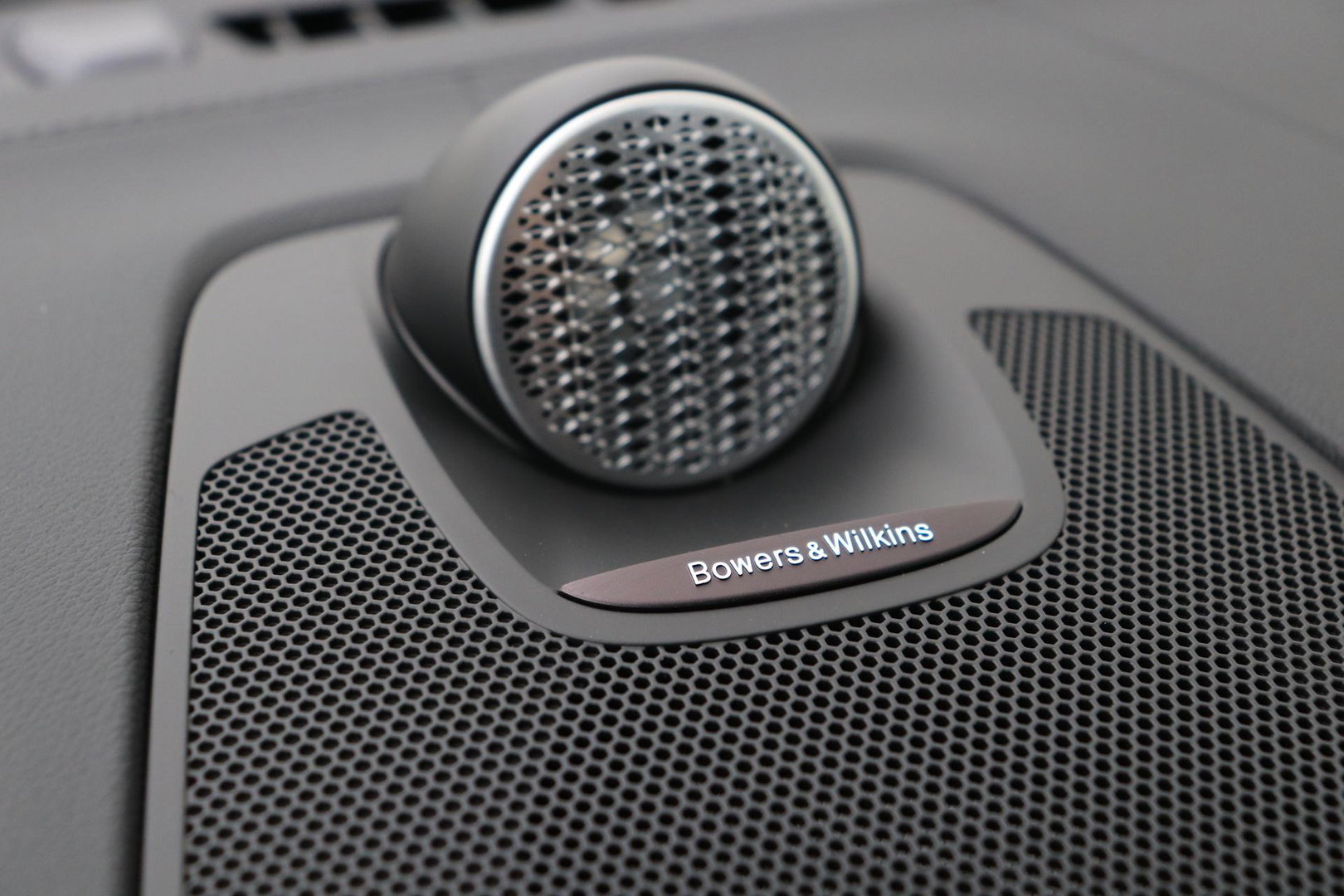 Volvo XC60 2.0 T6 Plug-in hybrid AWD Ultra Black Edition | Luchtvering | Bowers & Wilkins | Panoramadak | Stoelventilatie