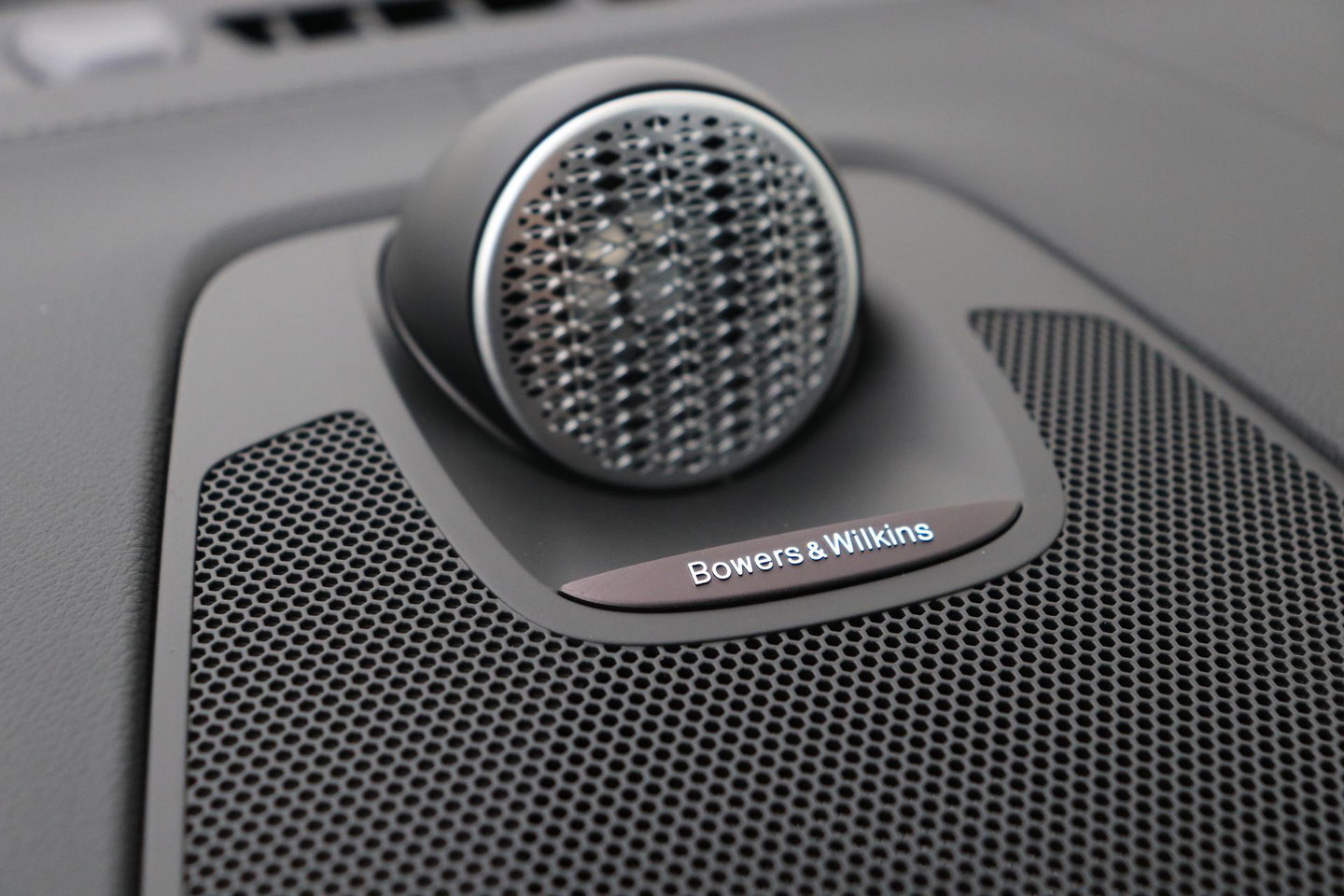 Volvo XC60 2.0 T6 Plug-in hybrid AWD Ultra Black Edition | Luchtvering | Bowers & Wilkins | Panoramadak | Stoelventilatie