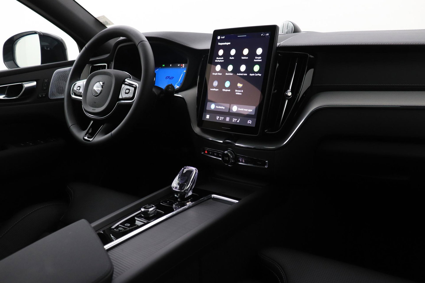 Volvo XC60 2.0 T6 Plug-in hybrid AWD Ultra Black Edition | Luchtvering | Bowers & Wilkins | Panoramadak | Stoelventilatie