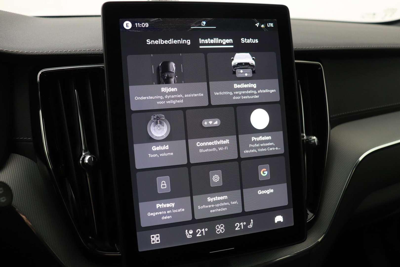 Volvo XC60 2.0 T6 Plug-in hybrid AWD Ultra Black Edition | Luchtvering | Bowers & Wilkins | Panoramadak | Stoelventilatie
