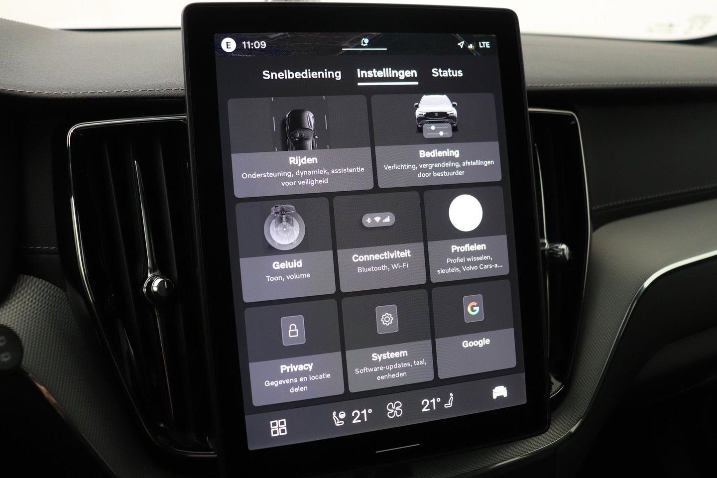 Volvo XC60 2.0 T6 Plug-in hybrid AWD Ultra Black Edition | Luchtvering | Bowers & Wilkins | Panoramadak | Stoelventilatie