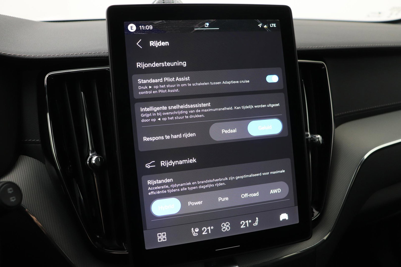 Volvo XC60 2.0 T6 Plug-in hybrid AWD Ultra Black Edition | Luchtvering | Bowers & Wilkins | Panoramadak | Stoelventilatie