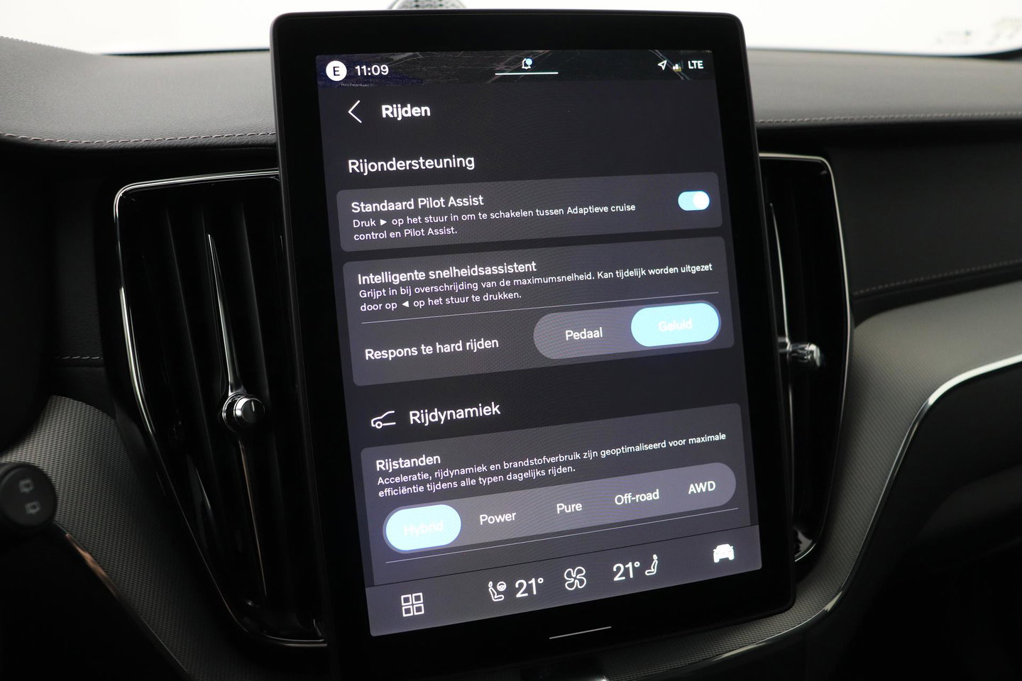Volvo XC60 2.0 T6 Plug-in hybrid AWD Ultra Black Edition | Luchtvering | Bowers & Wilkins | Panoramadak | Stoelventilatie