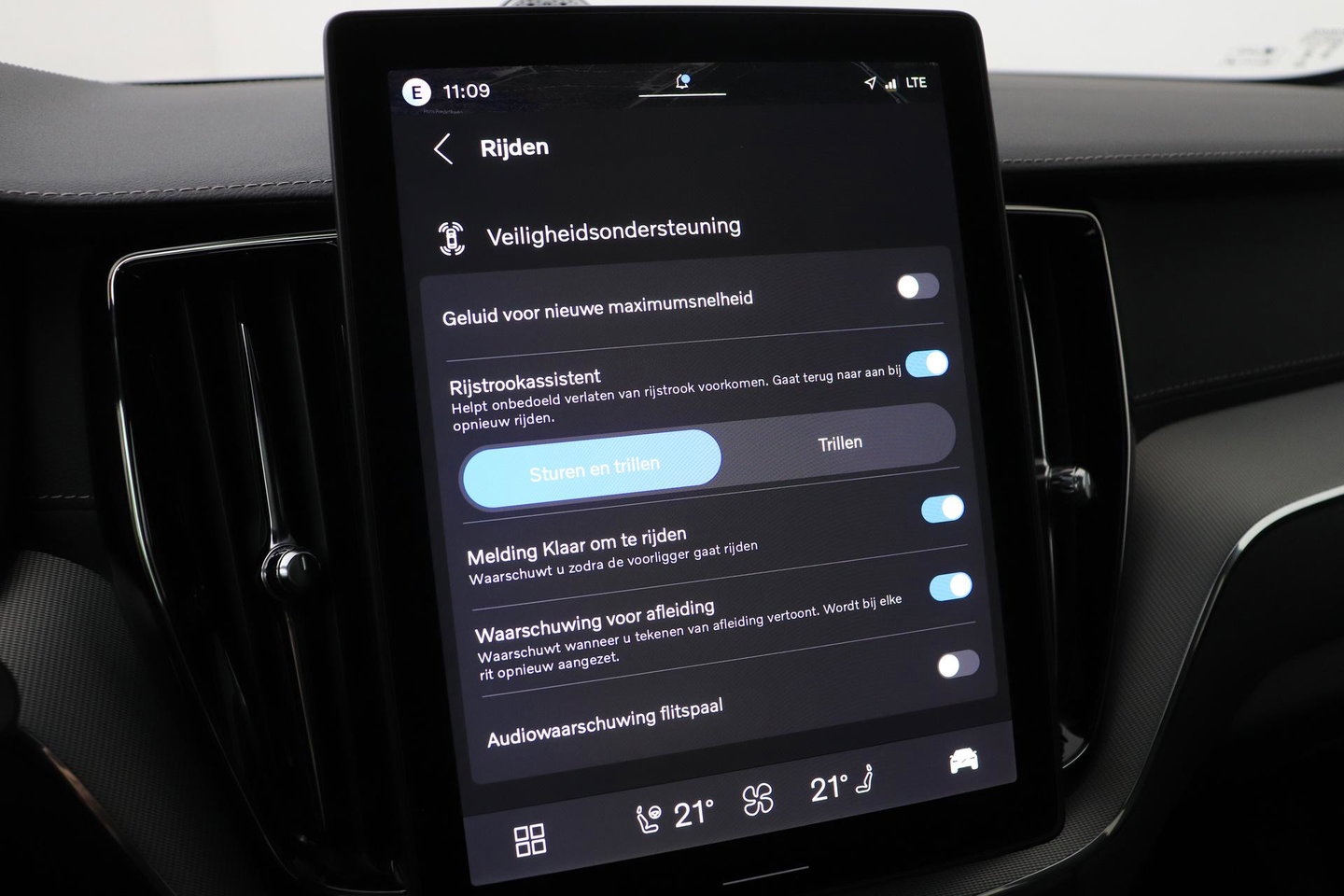 Volvo XC60 2.0 T6 Plug-in hybrid AWD Ultra Black Edition | Luchtvering | Bowers & Wilkins | Panoramadak | Stoelventilatie