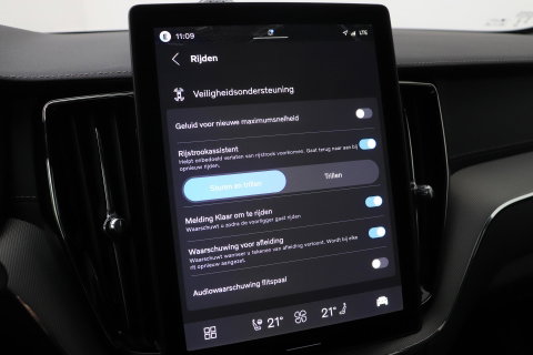 Volvo XC60 2.0 T6 Plug-in hybrid AWD Ultra Black Edition | Luchtvering | Bowers & Wilkins | Panoramadak | Stoelventilatie