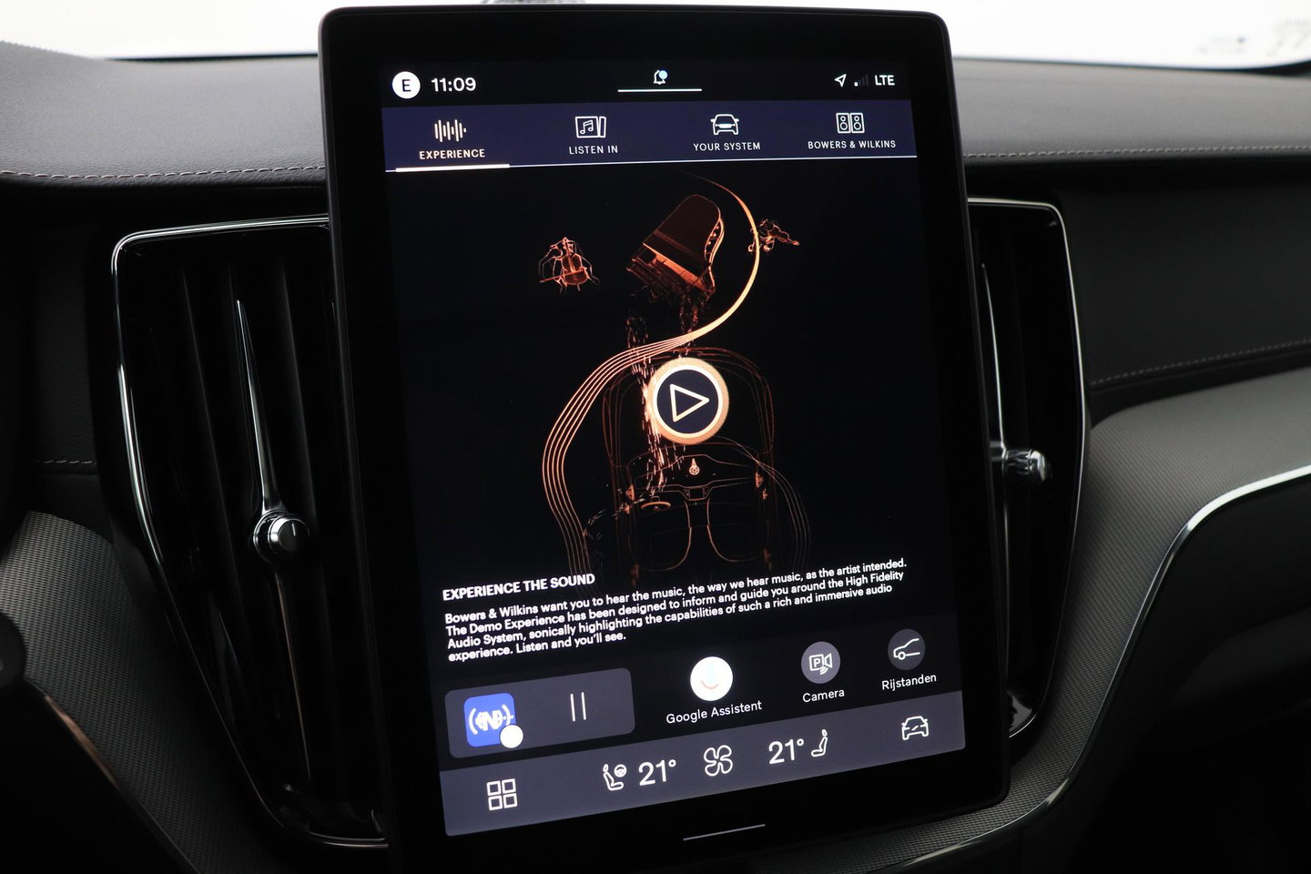 Volvo XC60 2.0 T6 Plug-in hybrid AWD Ultra Black Edition | Luchtvering | Bowers & Wilkins | Panoramadak | Stoelventilatie