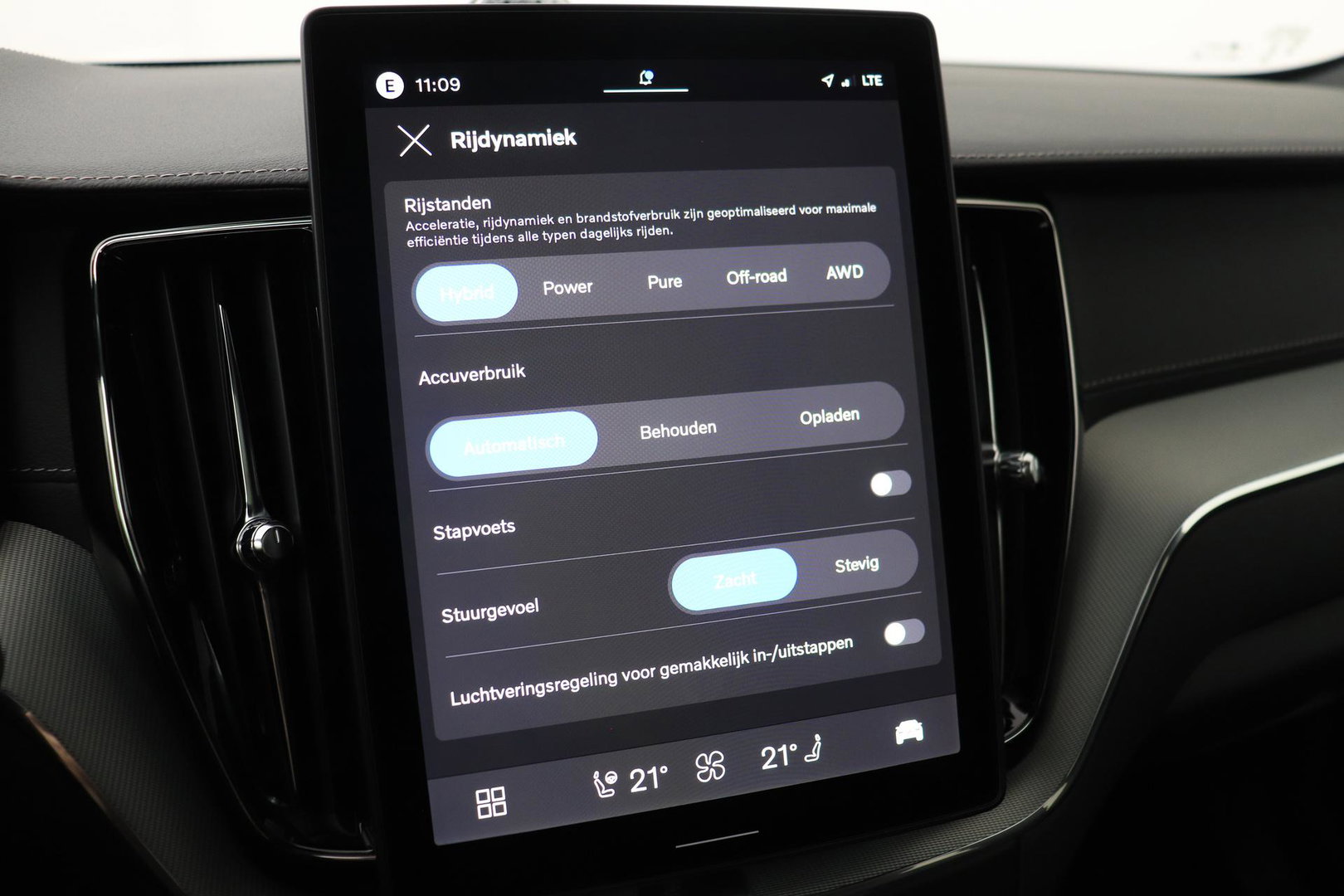 Volvo XC60 2.0 T6 Plug-in hybrid AWD Ultra Black Edition | Luchtvering | Bowers & Wilkins | Panoramadak | Stoelventilatie